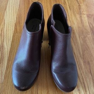 Clarks brown/burgundy ankle boot size 9.5